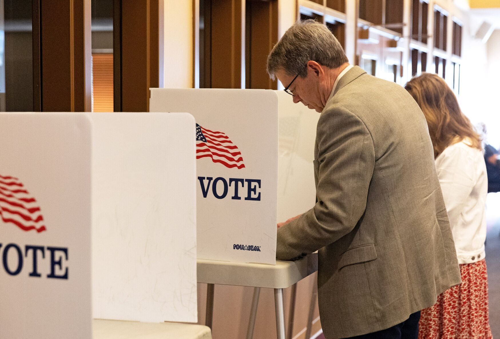 051122-owh-new-govrace-em03.JPG